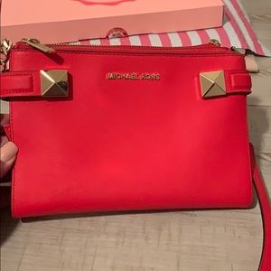 MICHAEL KORS Crossbody With Gold Accents.